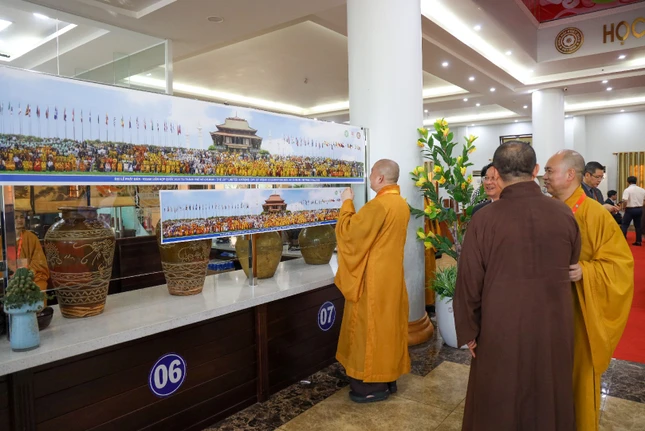 Hoan hỷ khi xem bức ảnh tập thể hơn 1.000 người