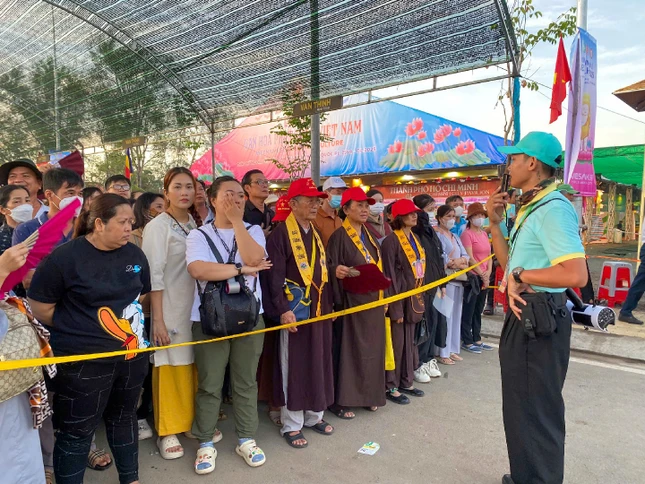 Hướng dẫn cẩn thận chi tiết cách di chuyển vào khu vực chiêm bái xá-lợi Phật