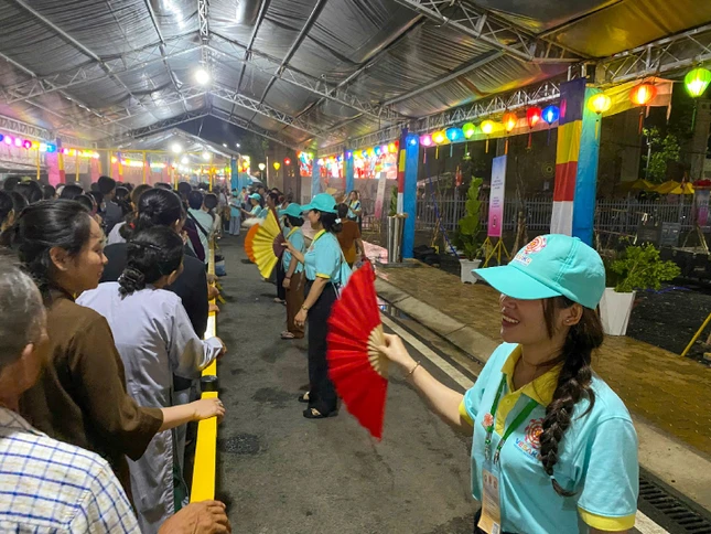 Nụ cười thân thiện, ngọn gió mát từ các bạn tình nguyện viên làm xua tan đi cái nóng mùa hè