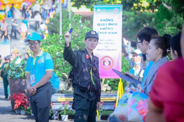 Lực lượng trật tự hướng dẫn người dân đến chiêm bái xá-lợi Phật tại chùa Thanh Tâm