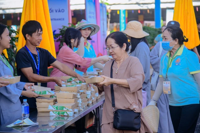 Hàng ngàn phần thức ăn được đóng hộp đẹp, tiên lợi phục vụ người dân đến chiêm bái xá-lợi Phật