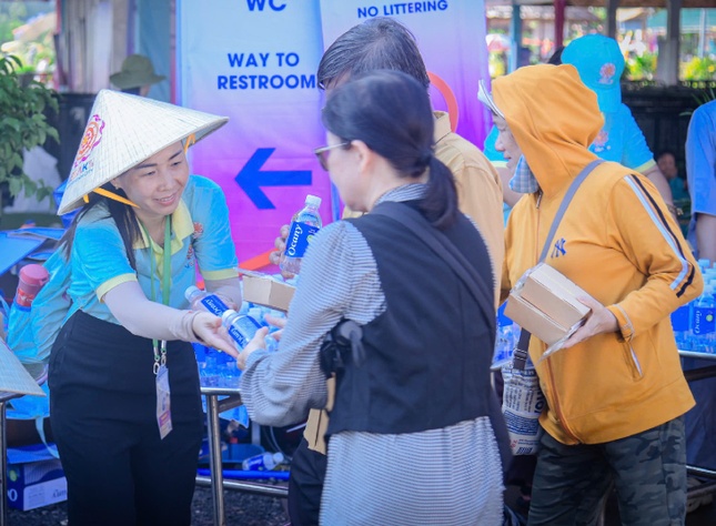 Những chai nước miễn phí được các tình nguyện viên gửi tặng đến mọi người góp phần làm dịu đi cơn khát giữa khí trời oi bức