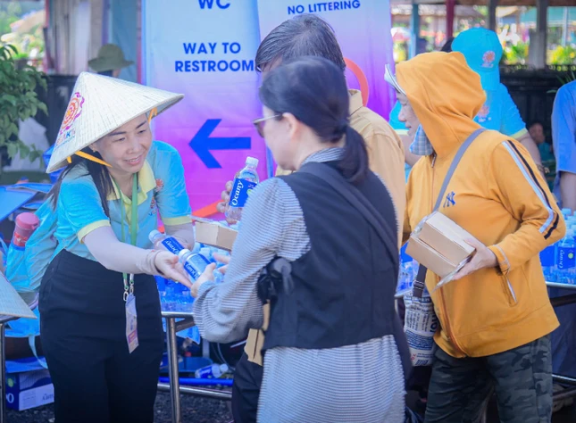 Những chai nước miễn phí được các tình nguyện viên gửi tặng đến mọi người góp phần làm dịu đi cơn khát giữa khí trời oi bức