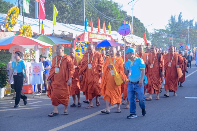 Các tình nguyện viên hướng dẫn đại biểu tham dự