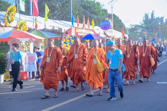 Các tình nguyện viên hướng dẫn đại biểu tham dự
