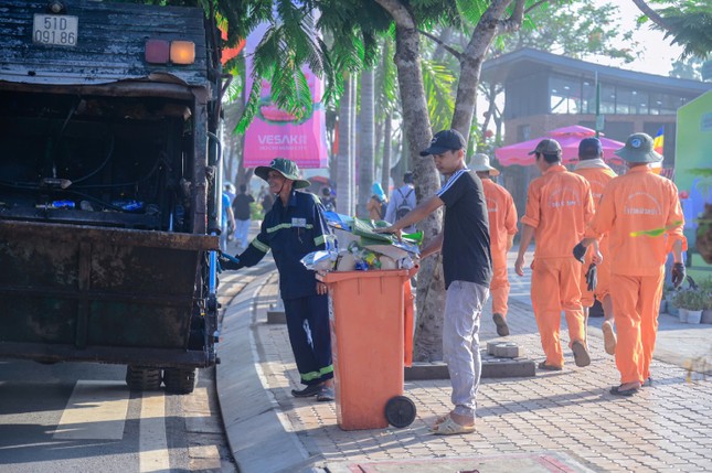 Công nhân đang thu gom rác