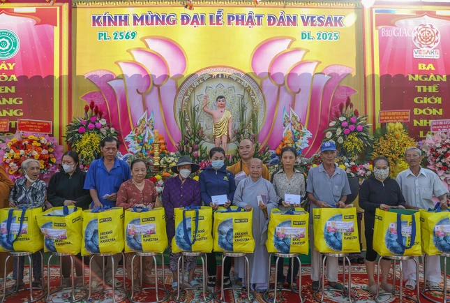 Tặng 200 phần quà đến người dân có hoàn cảnh khó khăn trên địa bàn Tặng 200 phần quà đến người dân có hoàn cảnh khó khăn trên địa bàn