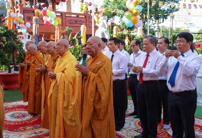 Chư tôn đức dâng hương cúng dường