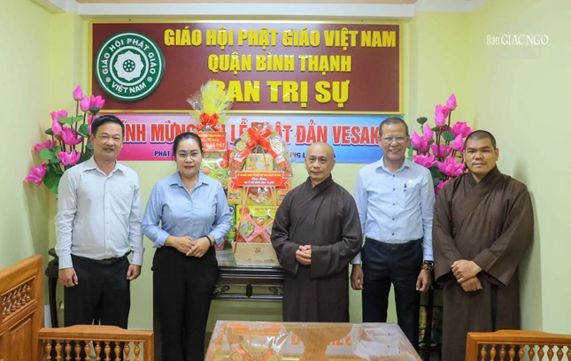 Bà Nguyễn Thị Kim Thúy, Phó Chủ tịch Ủy ban MTTQVN TP.HCM chúc mừng Đại lễ Phật đản tại Văn phòng Ban Trị sự Phật giáo Q.Bình Thạnh