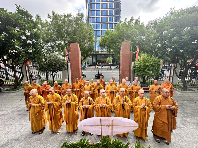 Chư tôn đức Ban Trị sự GHPGVN Q.Phú Nhuận dâng hương tưởng niệm tại Nghĩa trang Liệt sĩ quận