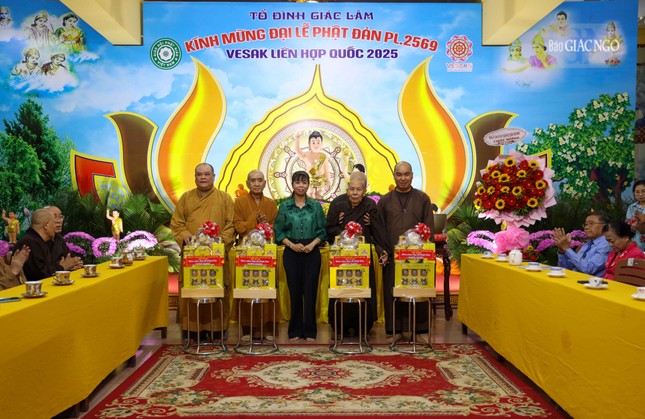 Tặng quà đến các tự viện trên địa bàn