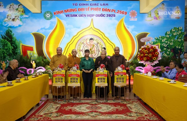 Tặng quà đến các tự viện trên địa bàn Tặng quà đến các tự viện trên địa bàn