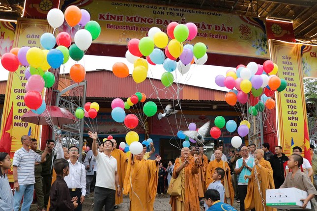 Thả bong bóng, chim bồ câu cầu nguyện hòa bình