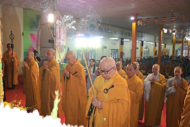 Chư tôn đức niêm hương cúng dường