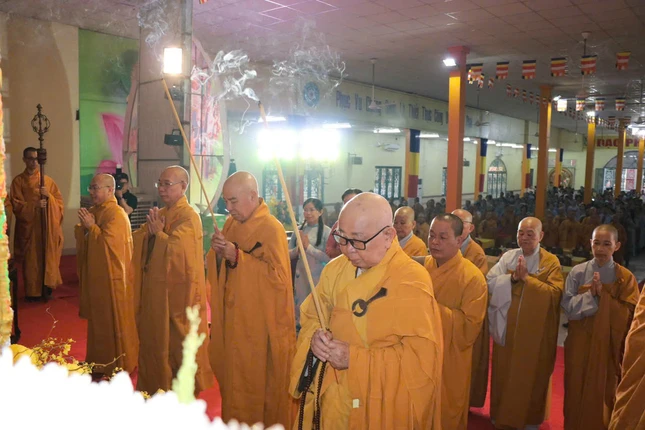 Chư tôn đức niêm hương cúng dường Chư tôn đức niêm hương cúng dường