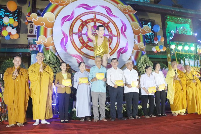 Tặng quà nhân Đại lễ Phật đản Phật lịch 2569