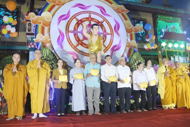 Tặng quà nhân Đại lễ Phật đản Phật lịch 2569 Tặng quà nhân Đại lễ Phật đản Phật lịch 2569