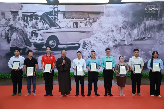 Thượng tọa Thích Tâm Hải tặng Thư tri ân các đơn vị hỗ trợ tổ chức Lễ chiêm bái xá-lợi Trái tim Bồ-tát Thích Quảng Đức tại Việt Nam Quốc Tự