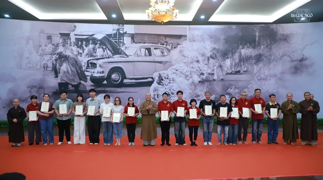 Tặng Thư tri ân đến hơn 1.200 tình nguyện viên chính thức và nhiều tình nguyện viên thầm lặng đã hỗ trợ cho việc tổ chức Lễ chiêm bái xá-lợi Trái tim Bồ-tát Thích Quảng Đức tại Việt Nam Quốc Tự