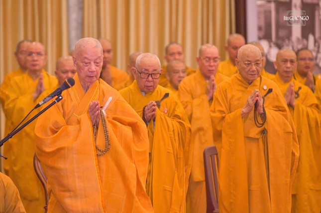 Đức Pháp chủ GHPGVN cùng chư tôn đức niệm Phật cầu gia hộ