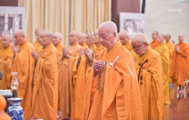 Đức Pháp chủ dâng hương tưởng niệm