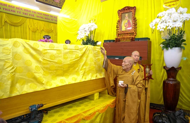 Hòa thượng Thích Minh Trí sái tịnh kim quan