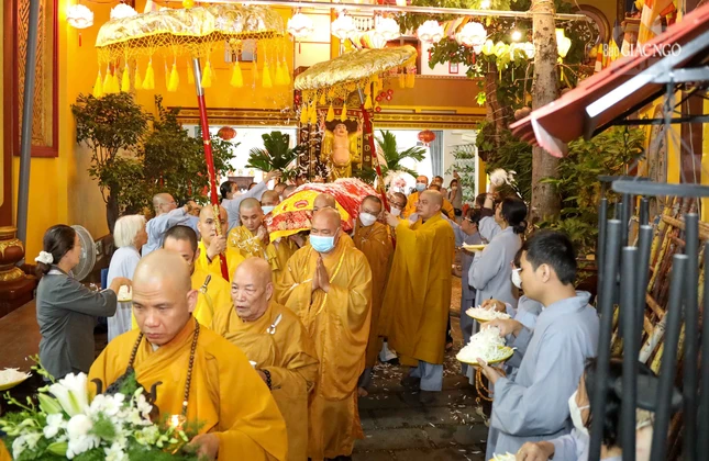 Cung thỉnh nhục thân Hòa thượng rời thiền thất nhập kim quan trong tiếng niệm Phật của đại chúng