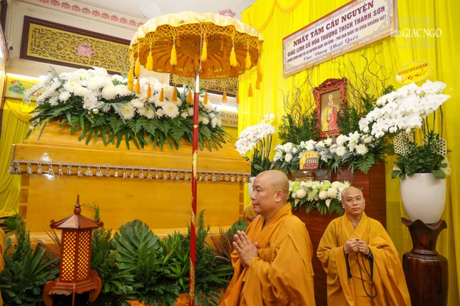 Hữu nhiễu kim quan