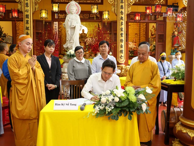 Ông Nguyễn Hoàng Long, Phó Bí thư Thường trực Quận ủy Q.Tân Bình ghi sổ tang phân ưu