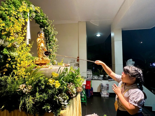 Ý Lạc thực hiện nghi thức Tắm Phật Ý Lạc thực hiện nghi thức Tắm Phật