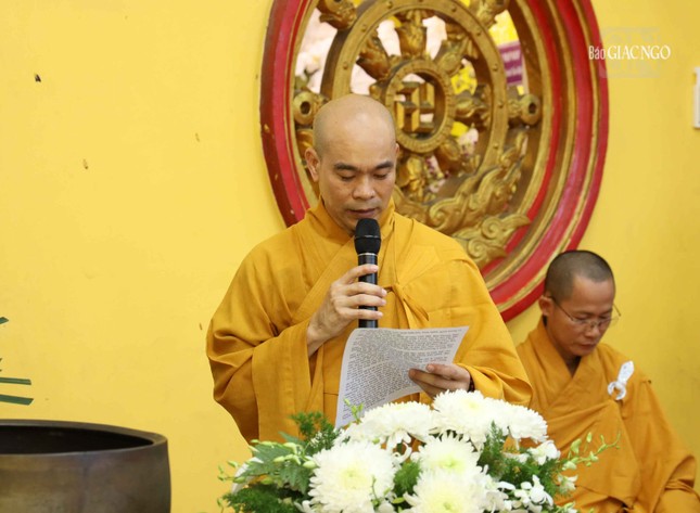 Thượng tọa Thích Hạnh An cung tuyên tiểu sử Hòa thượng Thích Thanh Sơn