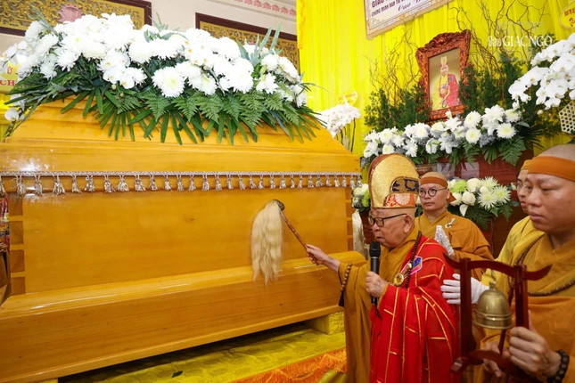 Trưởng lão Hòa thượng Thích Như Tín phất trần