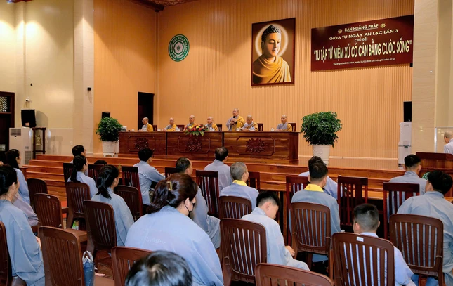 Chư Ni giải đáp các thắc mắc của Phật tử xoay quanh việc hành trì Phật pháp trong đời sống hàng ngày Chư Ni giải đáp các thắc mắc của Phật tử xoay quanh việc hành trì Phật pháp trong đời sống hàng ngày