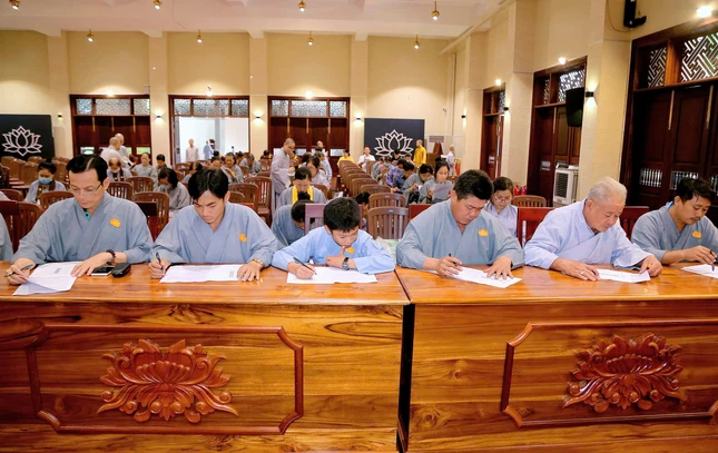 Phật tử tham gia thi trắc nghiệm giáo lý Phật tử tham gia thi trắc nghiệm giáo lý