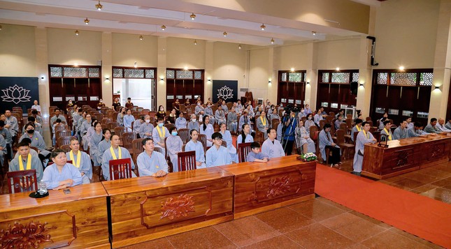 Phật tử tham dự khóa tu