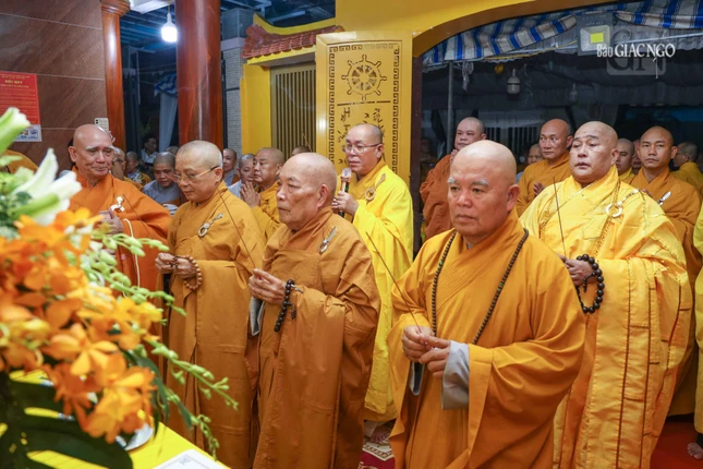 Chư tôn đức niêm hương cầu nguyện