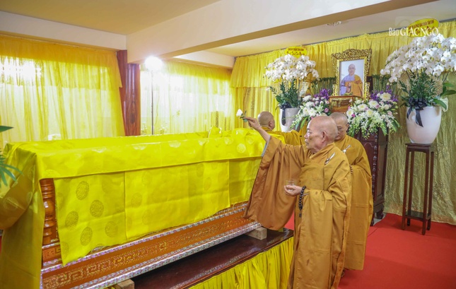 Chư tôn đức chứng minh sái tịnh kim quan