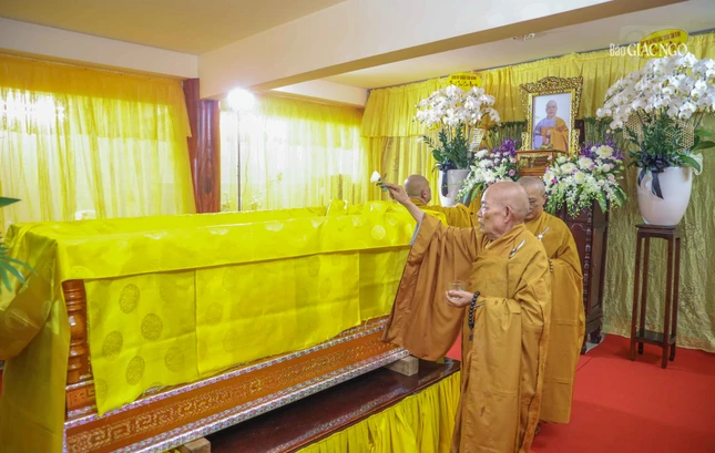 Chư tôn đức chứng minh sái tịnh kim quan