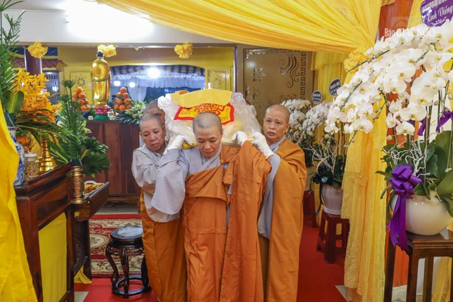 Môn đồ pháp quyến cung thỉnh nhục thân Ni trưởng nhập kim quan