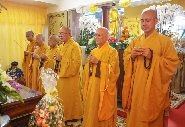 Chư tôn đức thắp hương tưởng niệm