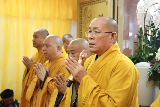 Thượng tọa Thích Đạt Đức phân ưu cùng Ni chúng và môn đồ pháp quyến chùa Liễu Quán