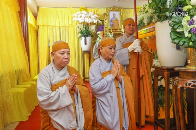 Môn đồ pháp quyến bên kim quan Ni trưởng viện chủ chùa Liễu Quán