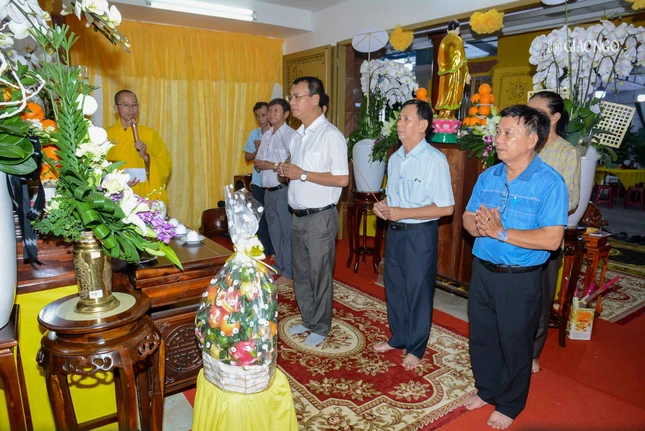 Đảng ủy – UBND – UBMTTQVN P.11 thắp hương tưởng niệm