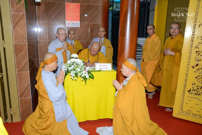 Hòa thượng Thích Thiện Hòa ghi sổ tang lưu niệm