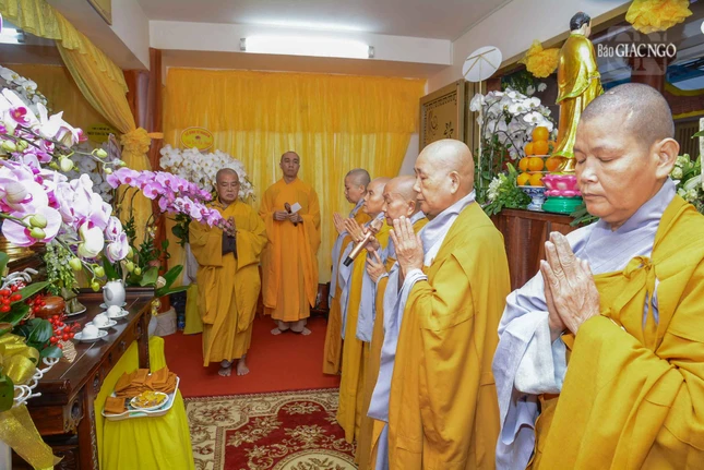 Ni trưởng Thích nữ Viên Giác phân ưu cùng chư Ni chùa Liễu Quán