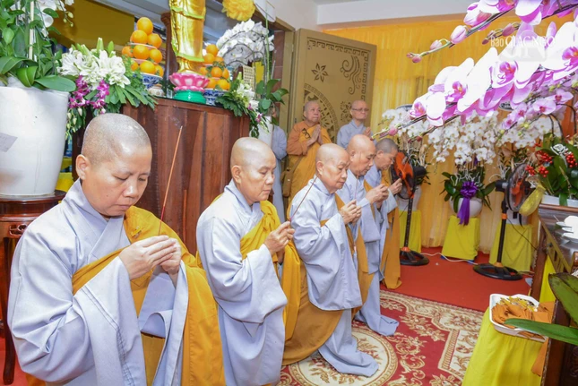 Chư Ni Phân ban Ni giới Phật giáo TP.HCM dâng hương tưởng niệm