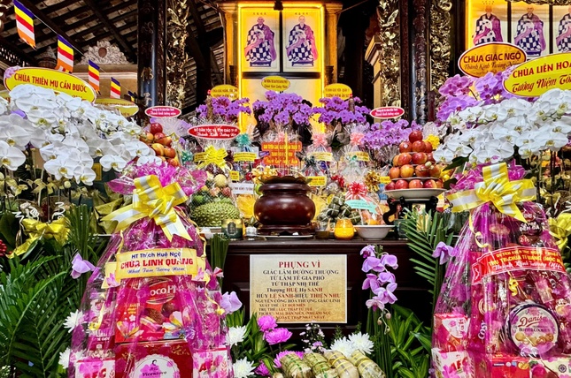 Giác linh đài Hòa thượng Thích Huệ Sanh và chư vị Tổ sư tại tổ đình Giác Lâm Giác linh đài Hòa thượng Thích Huệ Sanh và chư vị Tổ sư tại tổ đình Giác Lâm