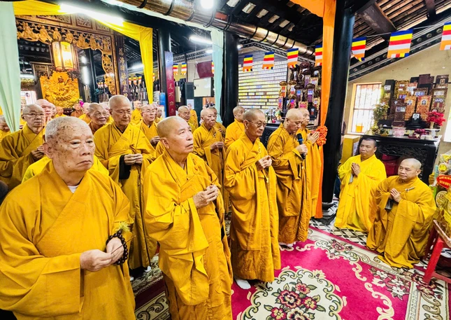 Chư tôn đức dâng hương tưởng niệm Chư tôn đức dâng hương tưởng niệm