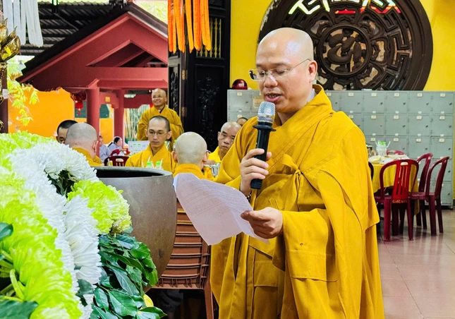 Đại đức Thích Trí Đức cung tuyên tiểu sử cố Hòa thượng Thích Huệ Sanh Đại đức Thích Trí Đức cung tuyên tiểu sử cố Hòa thượng Thích Huệ Sanh