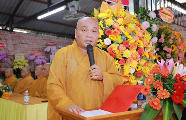 Thượng tọa Thích Trung Nguyện đọc quyết định bổ nhiệm trụ trì tịnh xá Ngọc Chánh